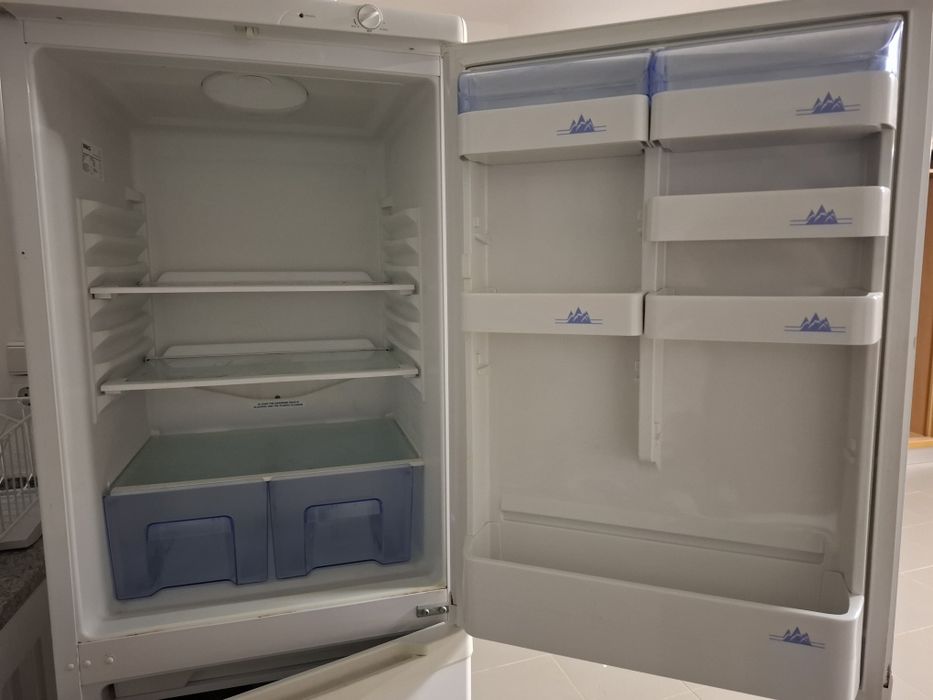 Frigorífico e máquina de lavar louça