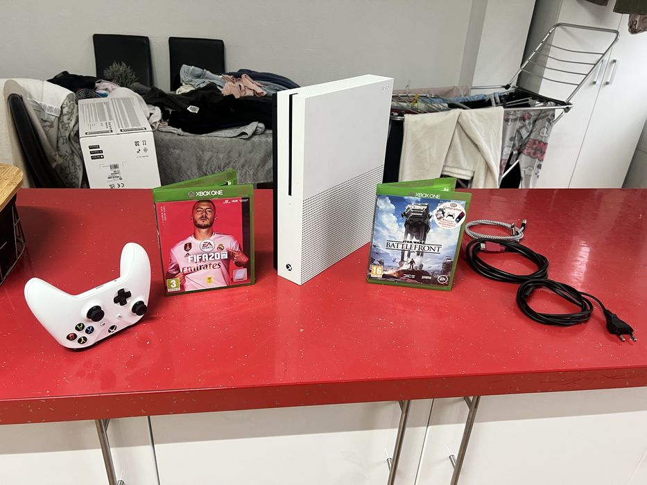 Xbox One S + Comando + Jogos ( impecavel )