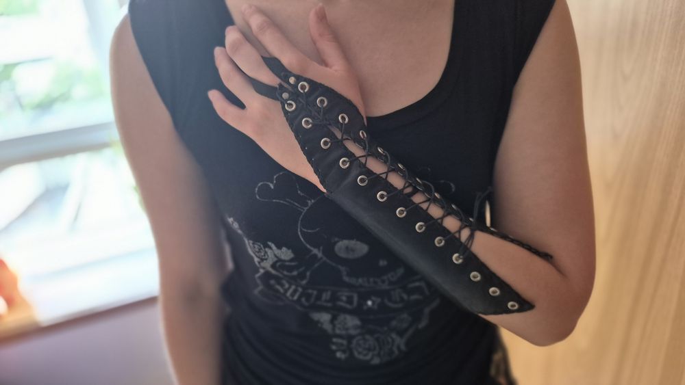 Pulseira em couro com atilhos