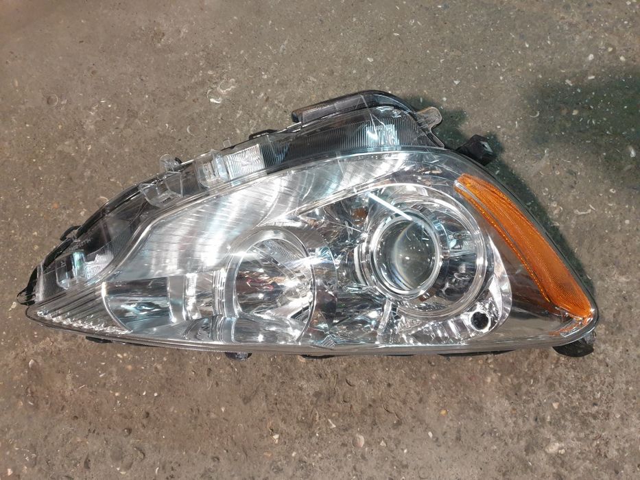 Фара  передняя правая Toyota Prius C  8111052E81