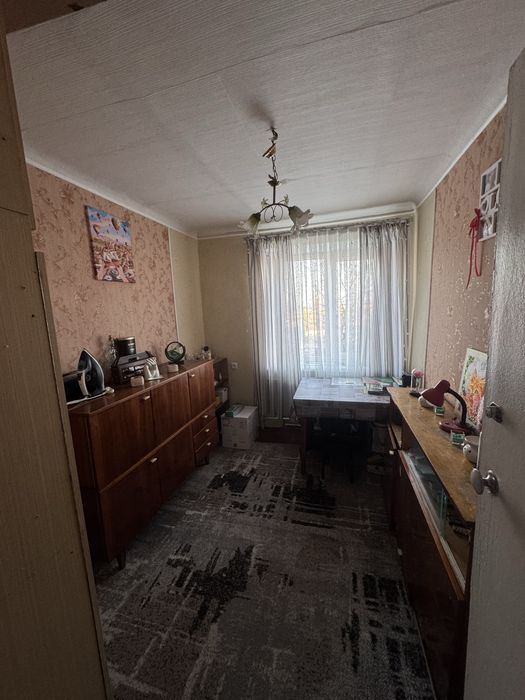 Продається трикімнатна квартира