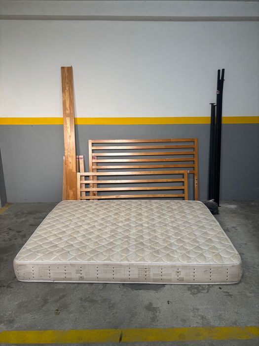 Cama de casal em madeira