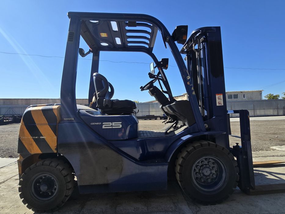 Погрузчик вилковий.  TOYOTA 2.5 тонны.  Вагонник.