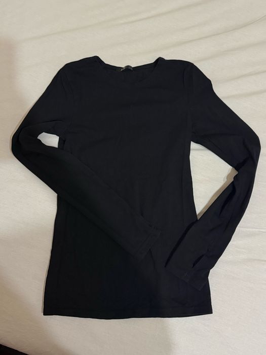 Кофта чорна з вирізом для пальця