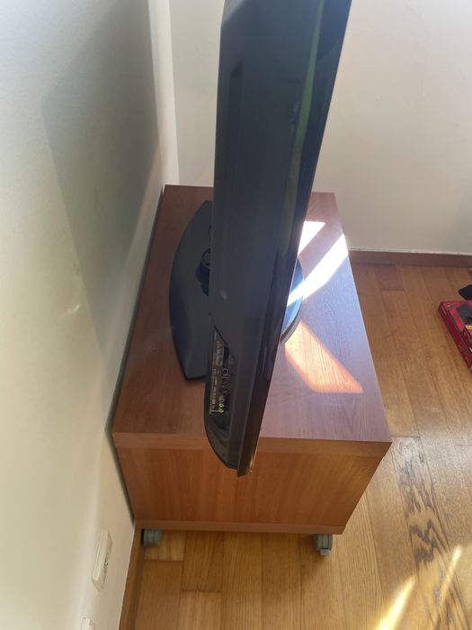 Movel de televisao com rodas