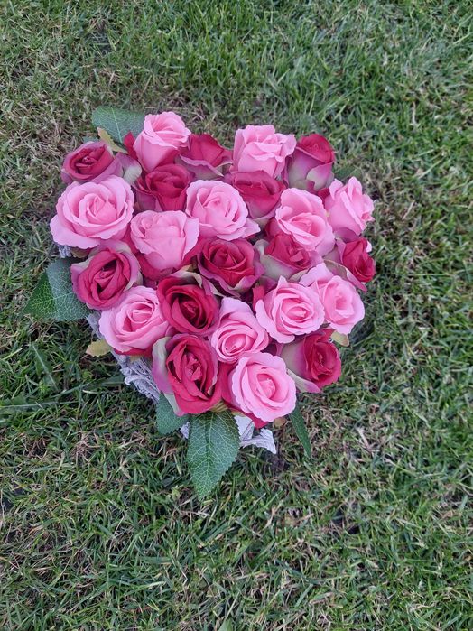 Serce stroik na grób cmentarz sztuczne kwiaty kompozycja