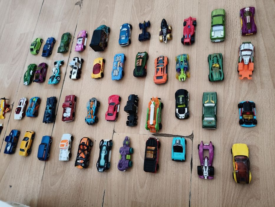Zestaw samochodzików Hot Wheels 46 sztuk