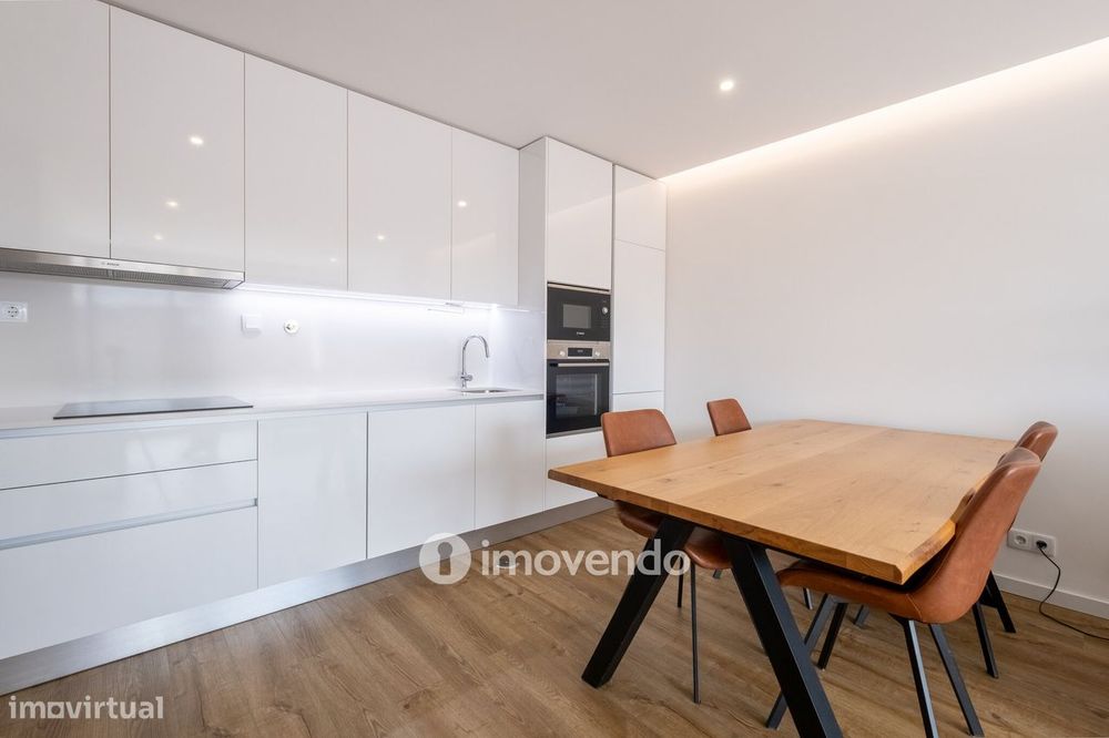 Apartamento T1+1, semi-novo, em Coimbra