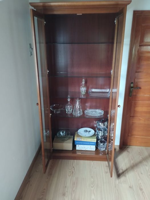 Vitrine em madeira