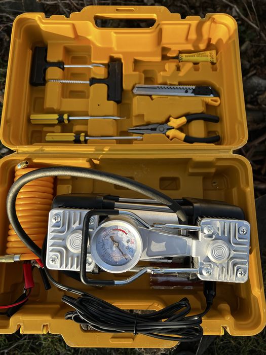 Автокомпресор DeWALT та ремонтний набір шин.