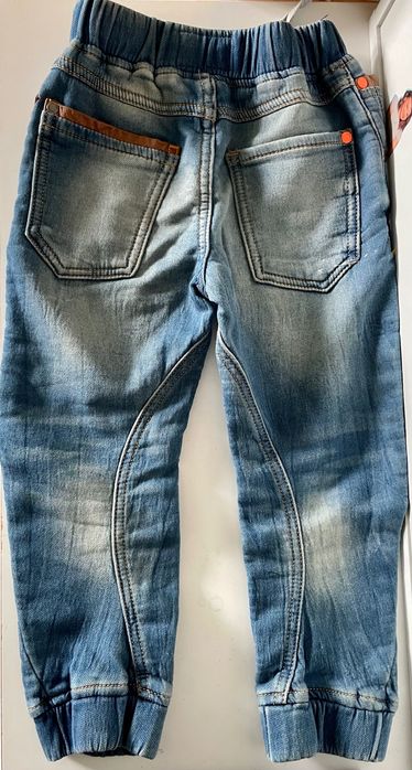 Next joggersy 104 cm stylizowane na jeansy spodnie dresowe