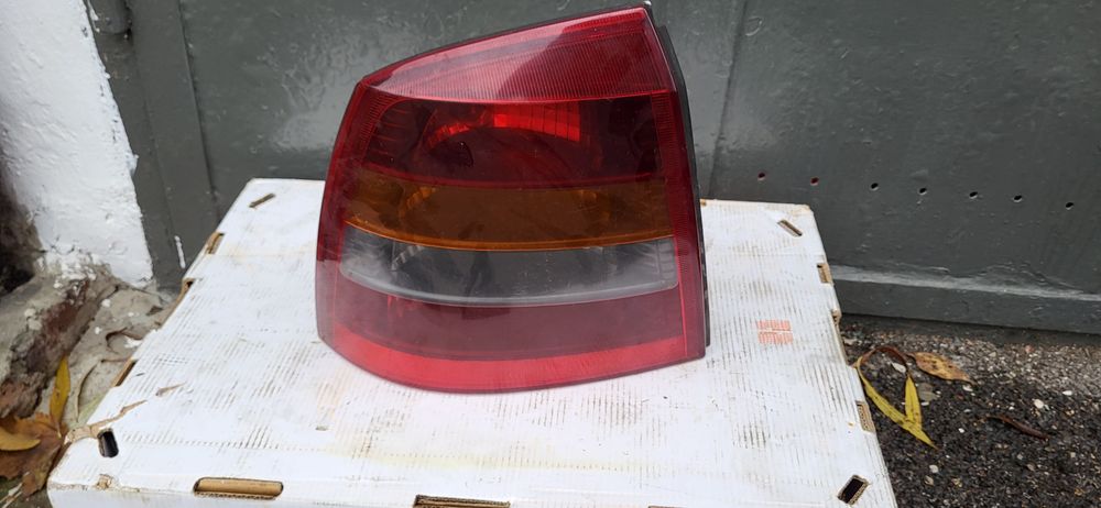 Lampa Tył Lewa  Opel Astra II G Dymiona !