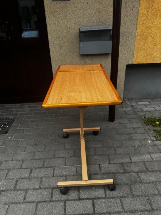 Stolik na kółkach dla seniora