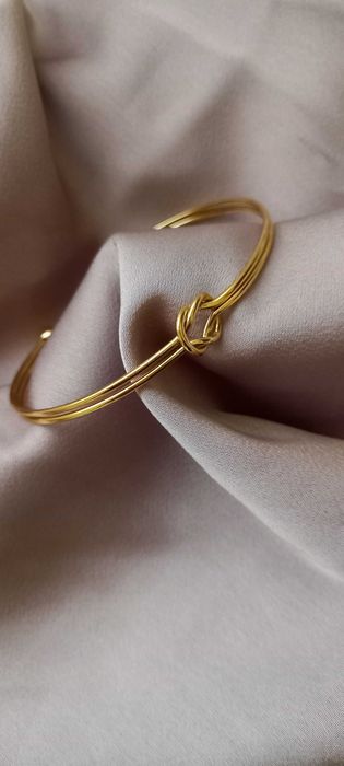 Pulseiras de aço inoxidável.