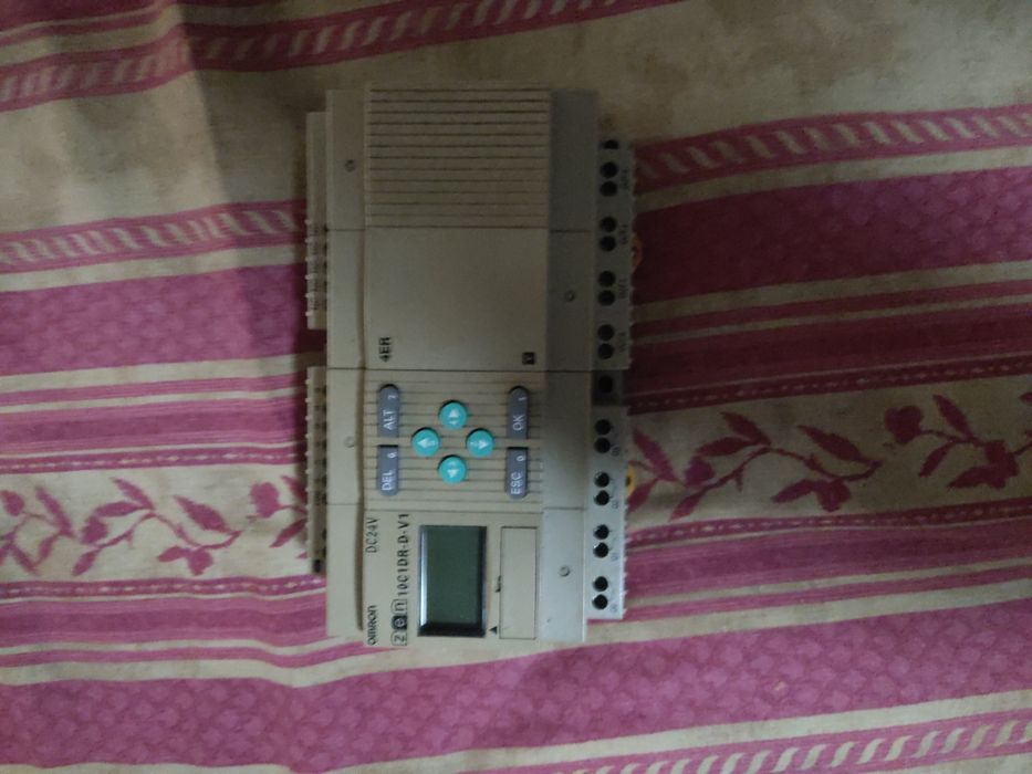 PLC Omron com módulo de saídas.