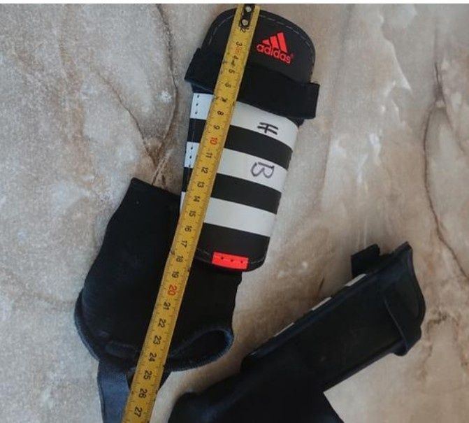 Детские оригинальные футбольные щитки Adidas