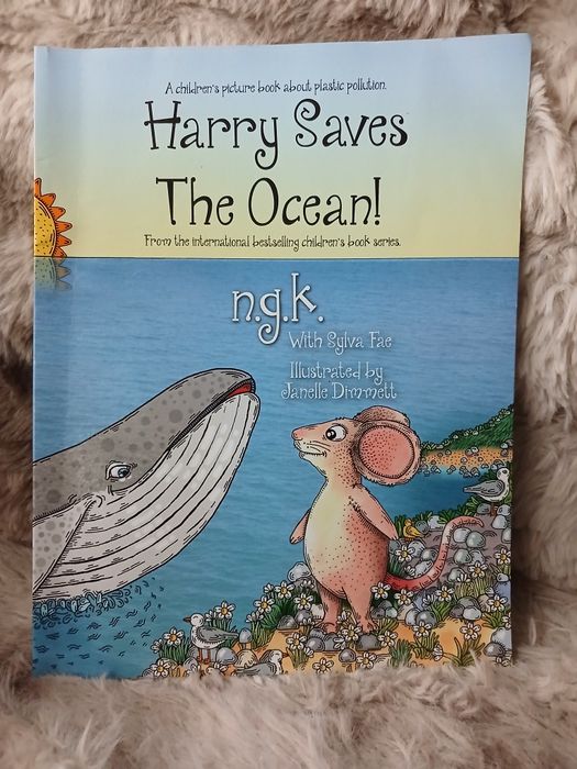Livro infantil "Harry Saves The Ocean" em inglês