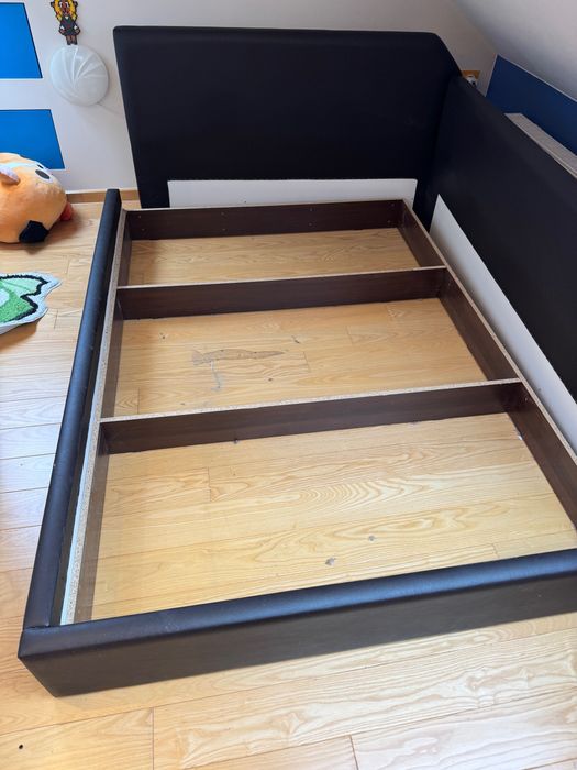 Łóżko 140 x 200 z materacem