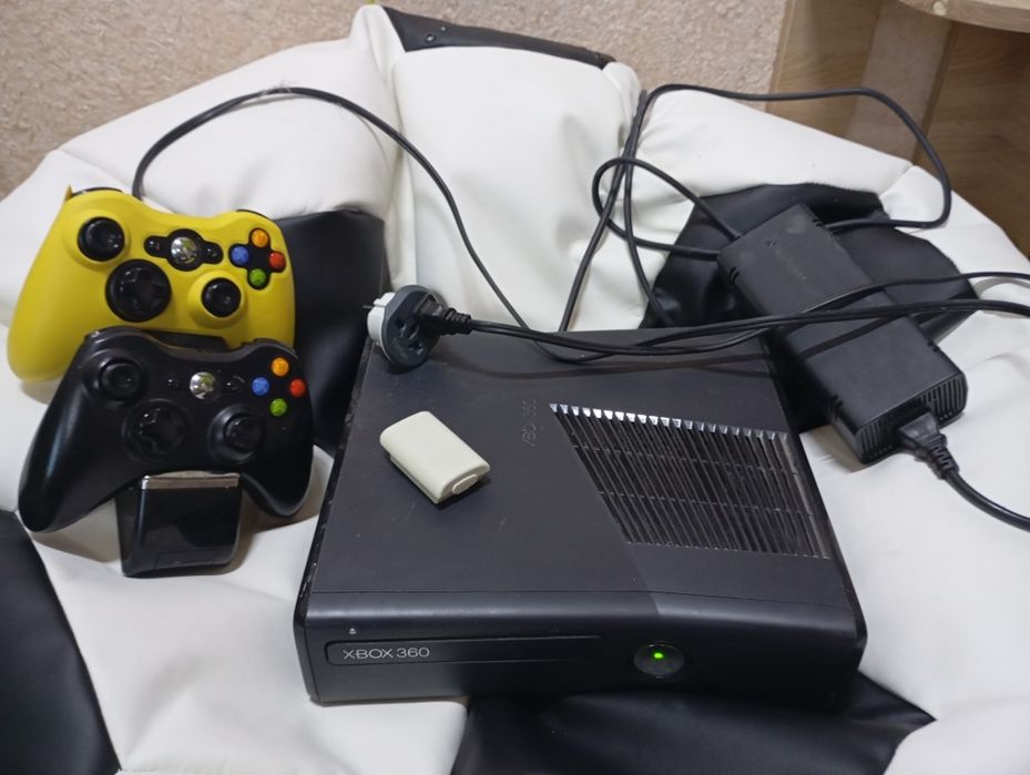 Xbox 360 Slim 250 GB + 2 бездротові джойстики + 65 ігор