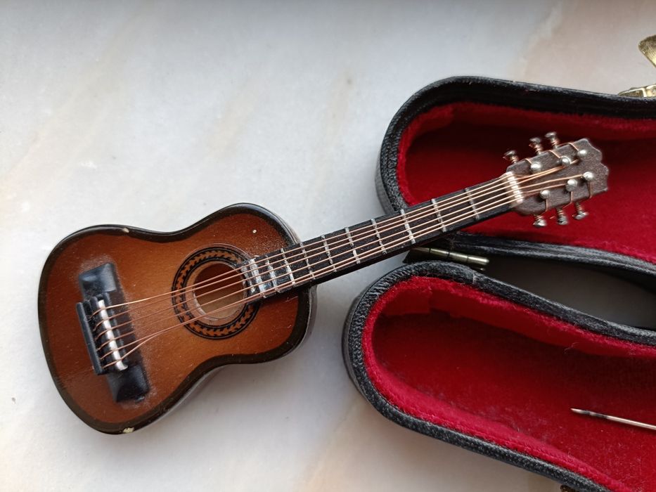 Miniatura guitarra acústica