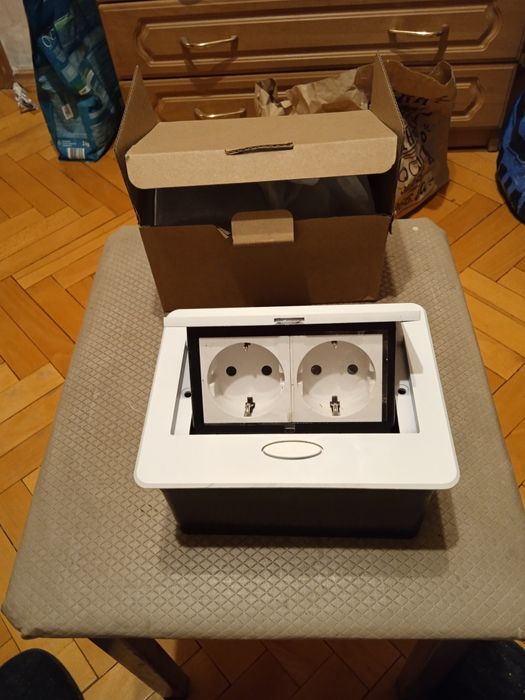 Продам  новую мебельную выдвижную розетку