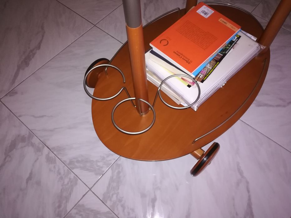 Mesa ou carrinho de apoio elegante.