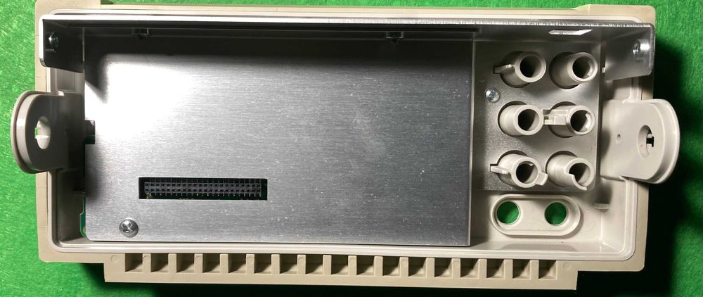 Передняя панель мультиметра Tektronix DMM4050