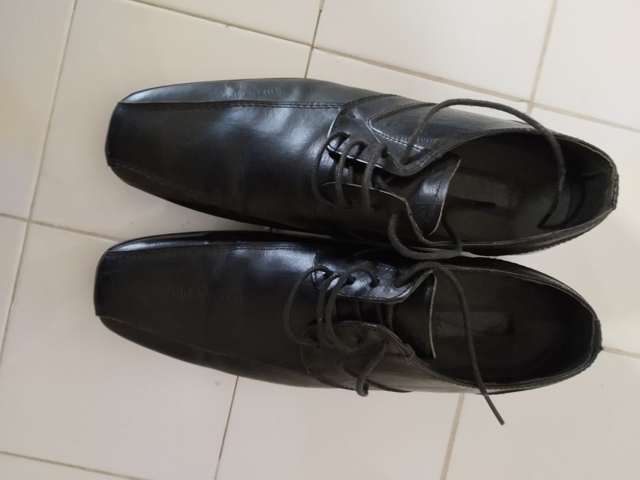 Sapatos de homem em pele