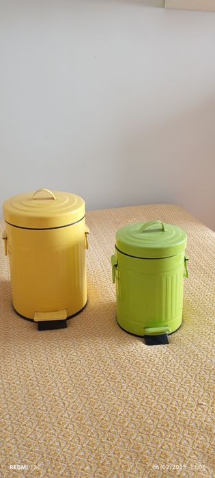 Baldes do lixo em latão