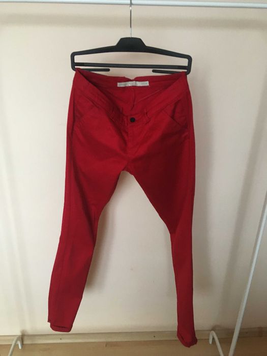 Czerwone materiałowe spodnie Bershka roz. XS