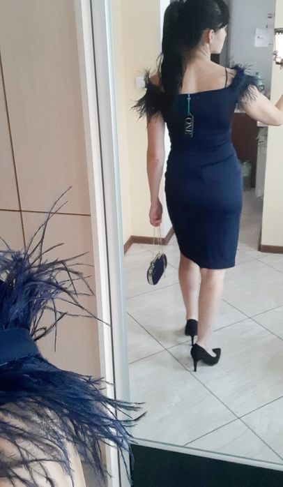 Sukienka eleganska z piórami nowa