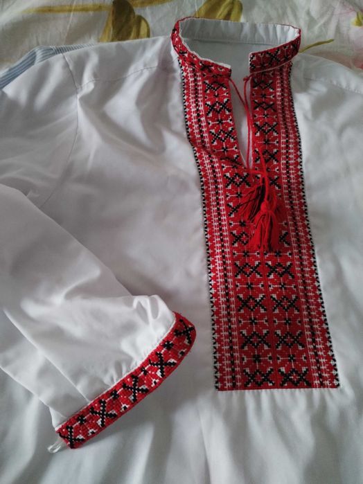Вишита сорочка та класична