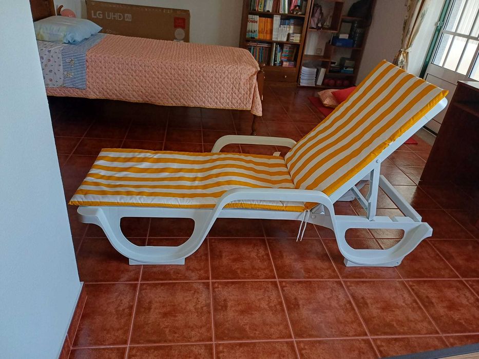 Espreguiçadeira de resina branco