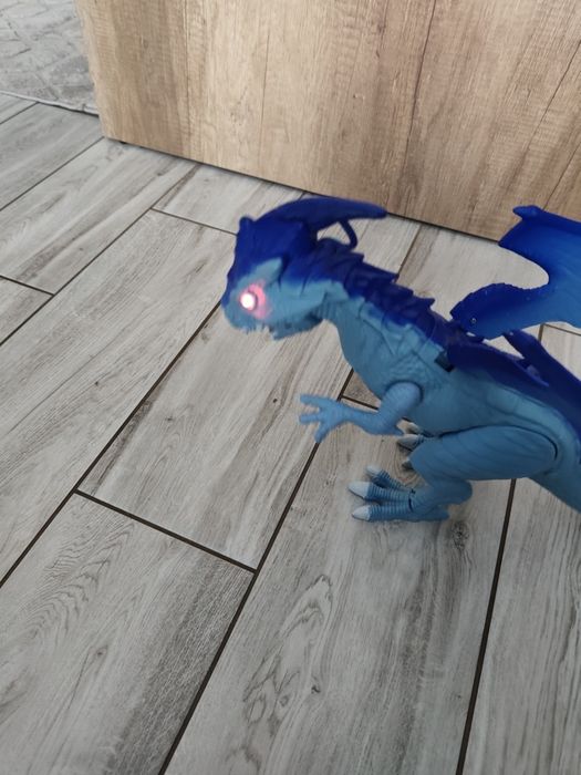 Dragon I, Potężny Megasaur, figurka ziejąca parą