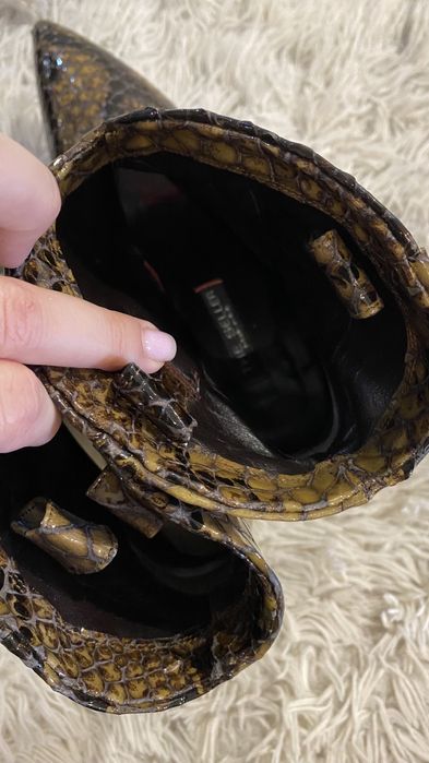 Ботинки козаки  Италия натуральный кожа питона