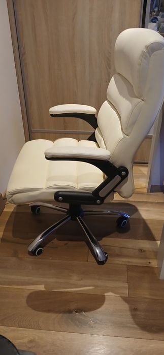 Obrotowy fotel biurowy