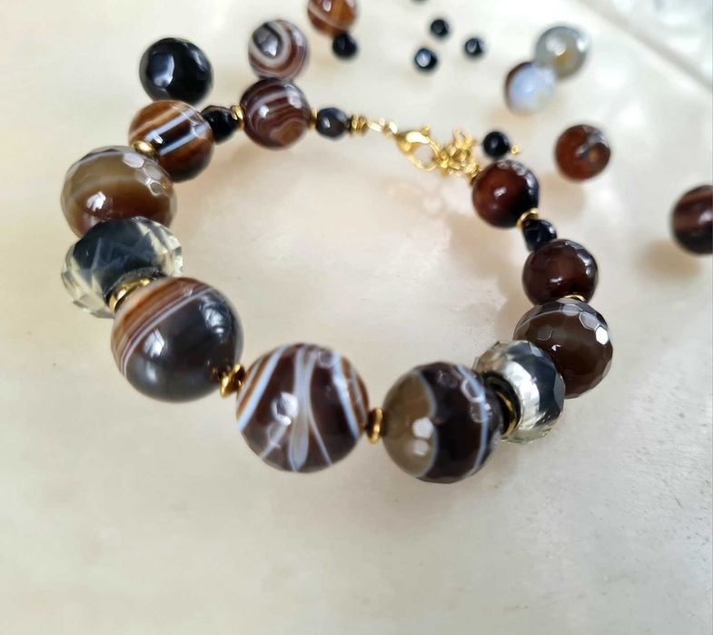 Pulseira, ágata facetada natural e hematita dourada.