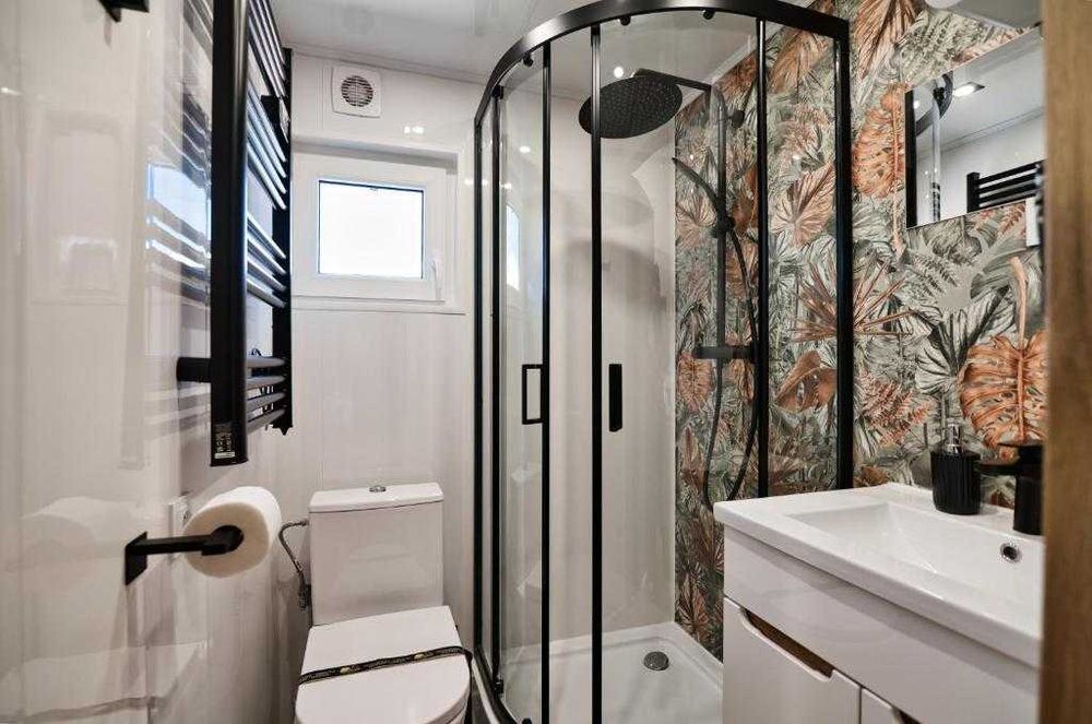 Domek dla dwojga na romantyczne Walentynki - róże, JACUZZI, szampan