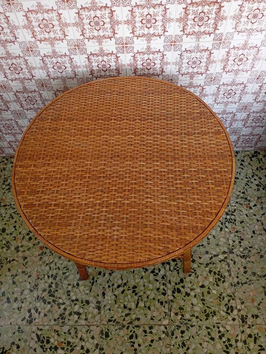 Conjunto de cadeira e mesa em vime