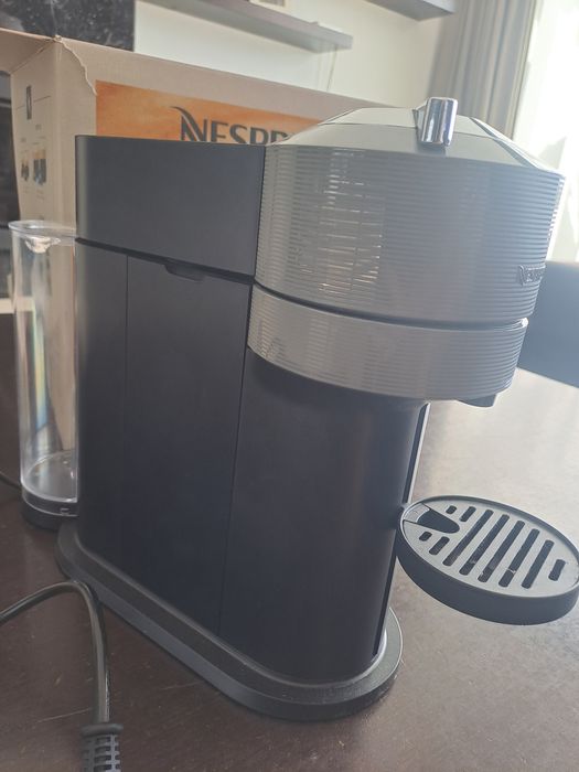 Maquina café Nespresso Vertuo Next nova com garantia