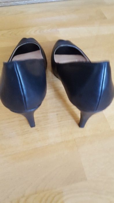 Szpilki z odkrytym palcem