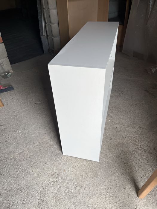 Estante branca com prateleira