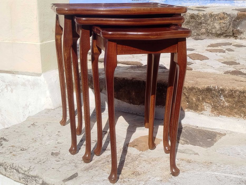 Conjunto de 3 Mesas de Encaixe "Mesa Mãe" Moveis Antigos em Mogno Polido