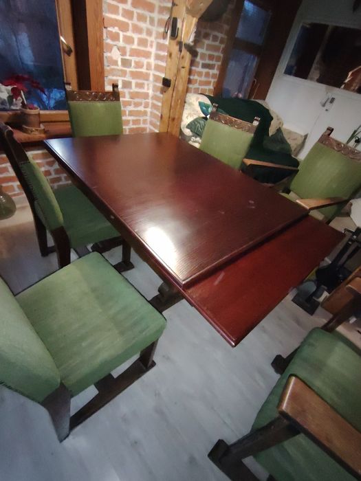 Stół rozkładany z kompletem krzeseł