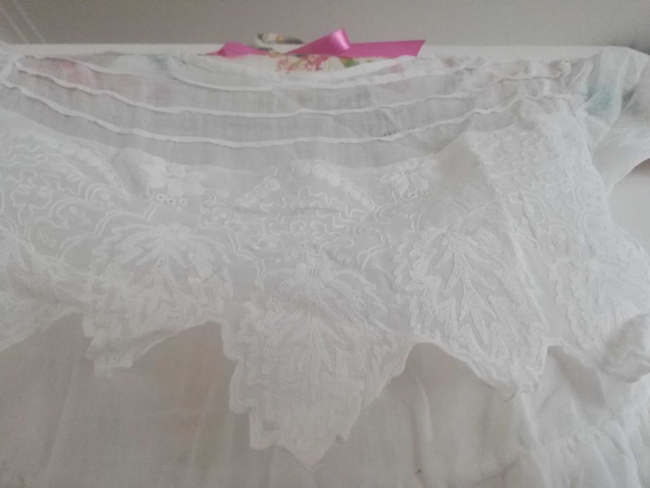 Vestidos de criança e babete muito antigos