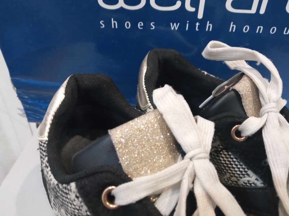 Продам женские демисезонные кроссовки  Even