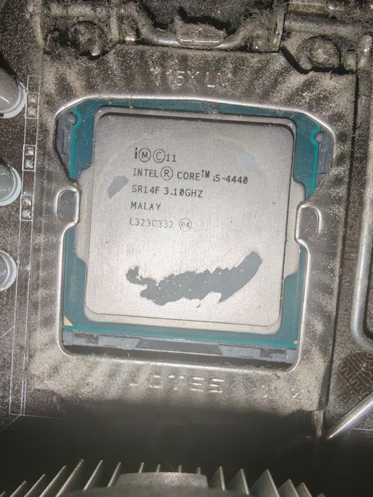Computador com: CPU Intel i5-4440, pente de 8GB RAM Kingston, Motherboard ASUS, PSU e 2x ventoinhas [Sem disco]