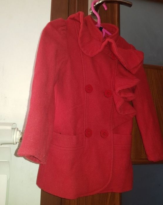Czerwony płaszczyk elegancki jesienno wiosenny