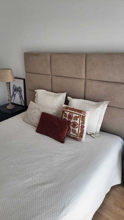 Cama de Casal + Cabeceira + Mesinhas de Cabeceira