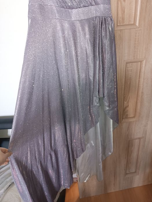 Efektowna, błyszcząca sukienka